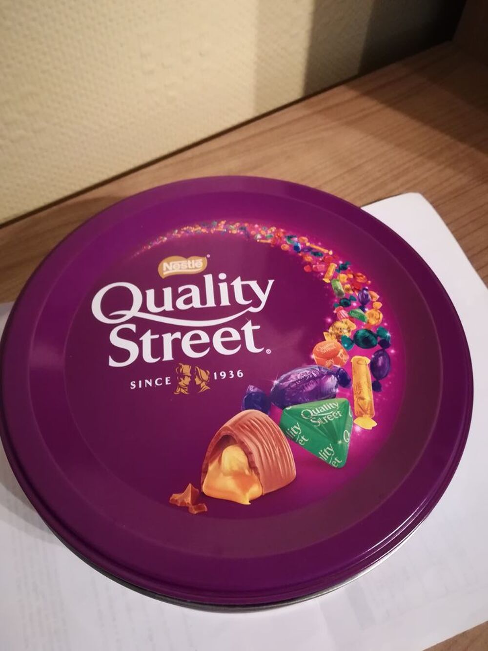 BOITE EN FER RONDE / QUALITY STREET 
Décoration