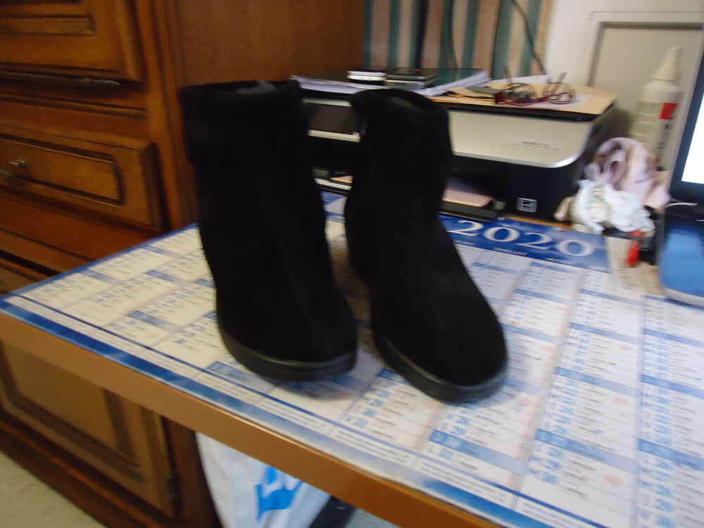 BOTTINES NOIR NEUF TAILLE 39
Chaussures