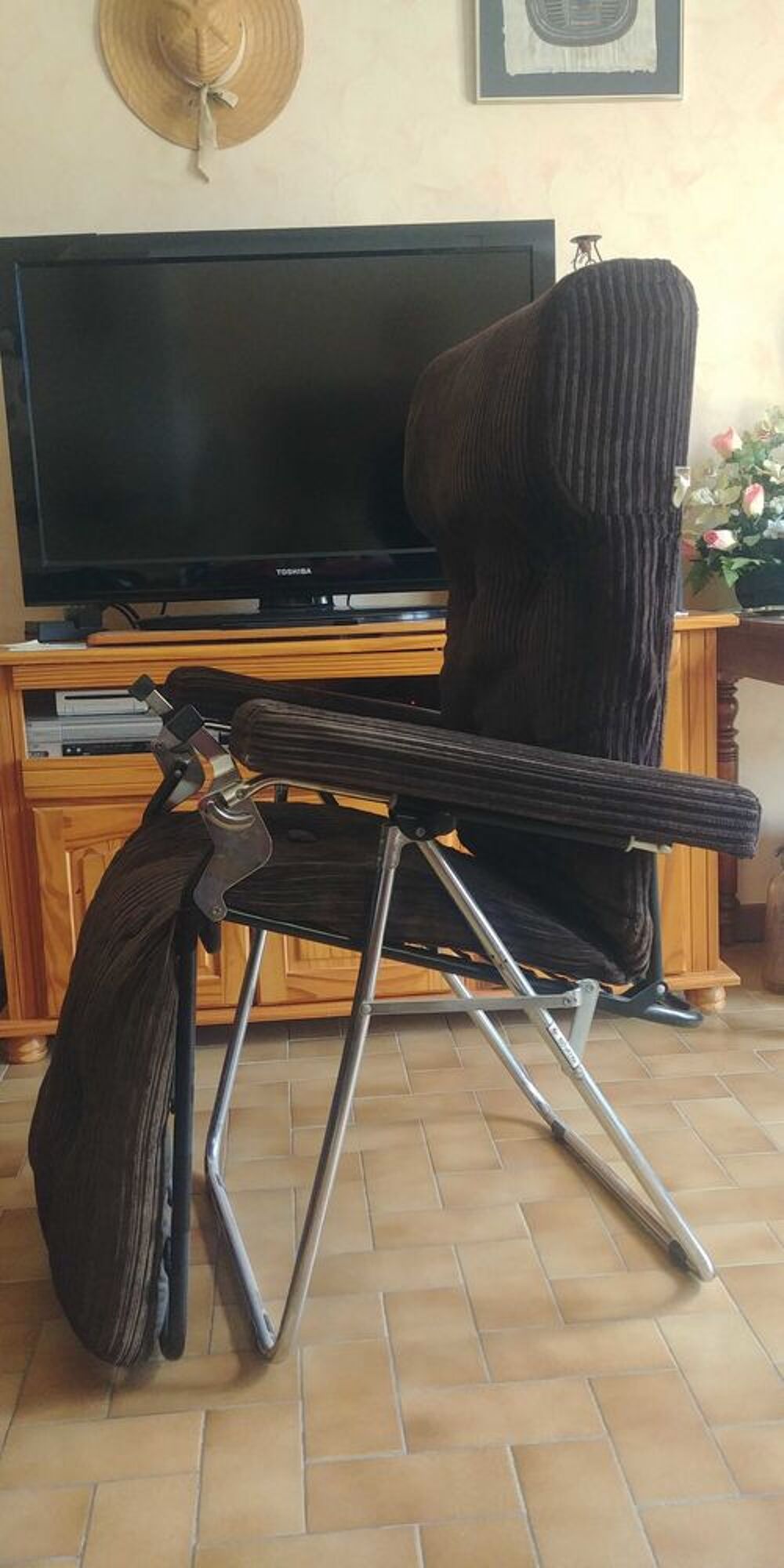Fauteuil Relax Velours Marron en tr&egrave;s bon &eacute;tat 55€ . A venir chercher sur place, j'accepte que du liquide. Meubles