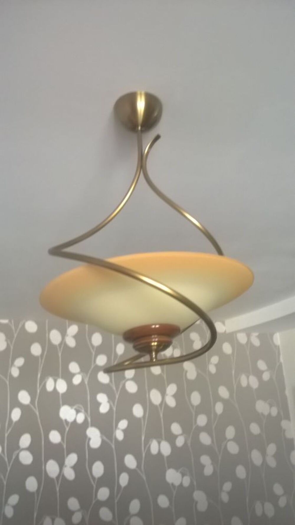 Magnifique suspension pour chambre. Monture bronze. Décoration