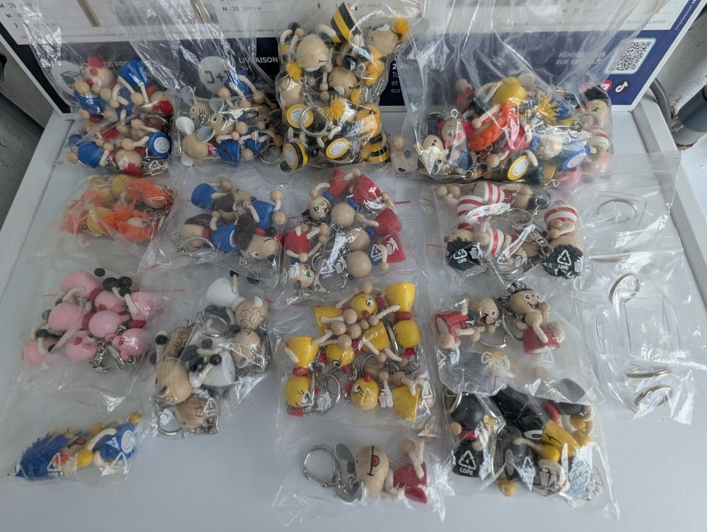 Lot porte cl&eacute;s figurine bois et porte photo, produits neuf. Bijoux et montres