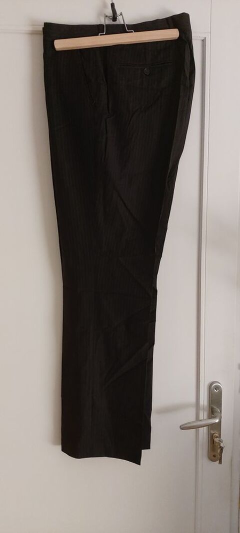 costume BAYARD t noir avec fines rayures 80 Le Thoronet (83)