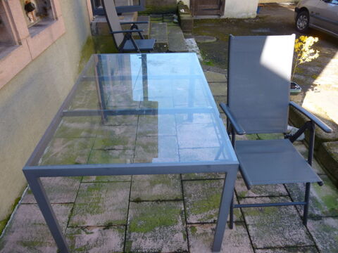 TABLE DE JARDIN EN METAL ET DESSUS VERRE .   BON ETAT . 100 Urb�s (68)