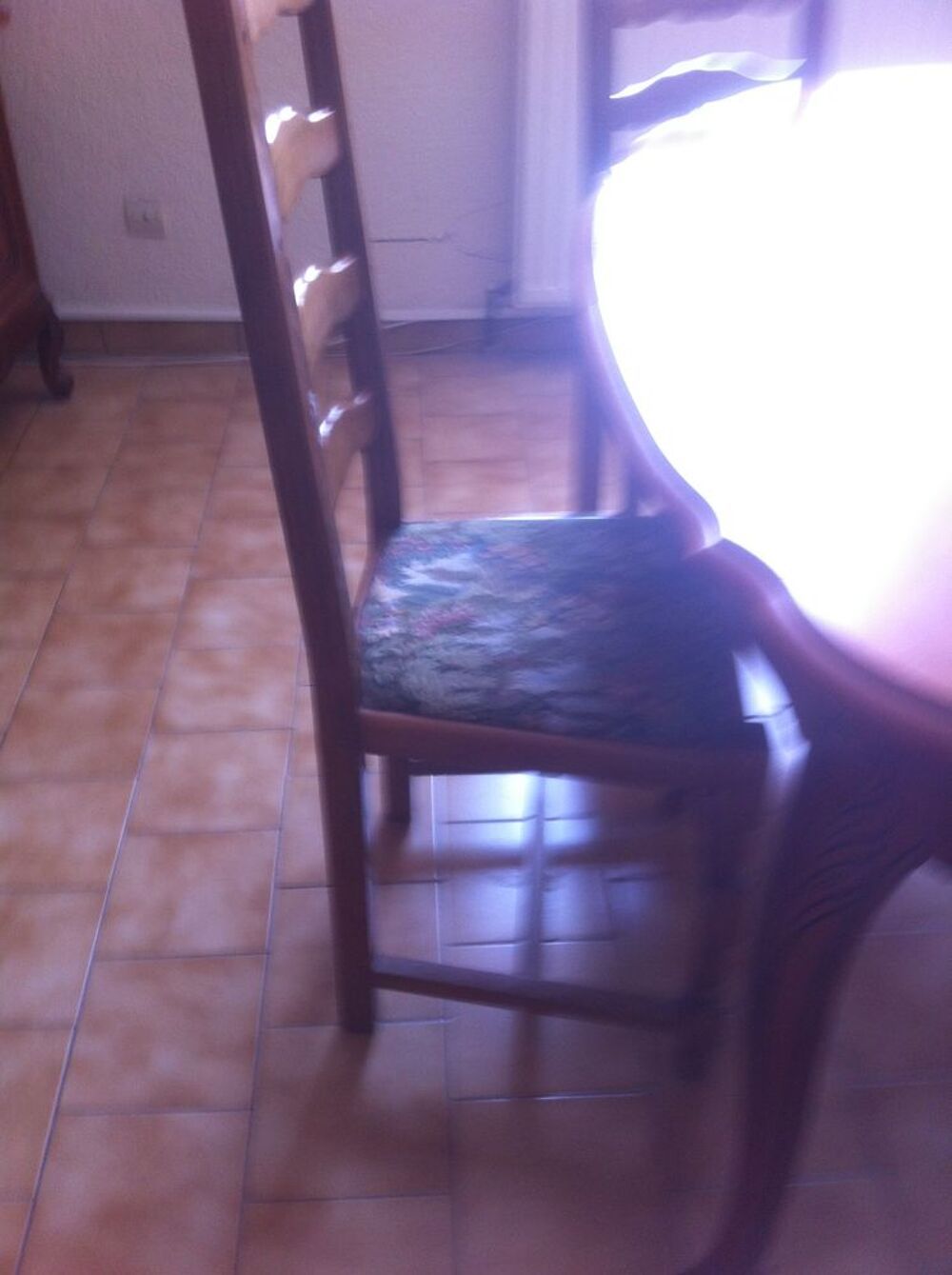 salle a manger enti&egrave;re + lustre Meubles