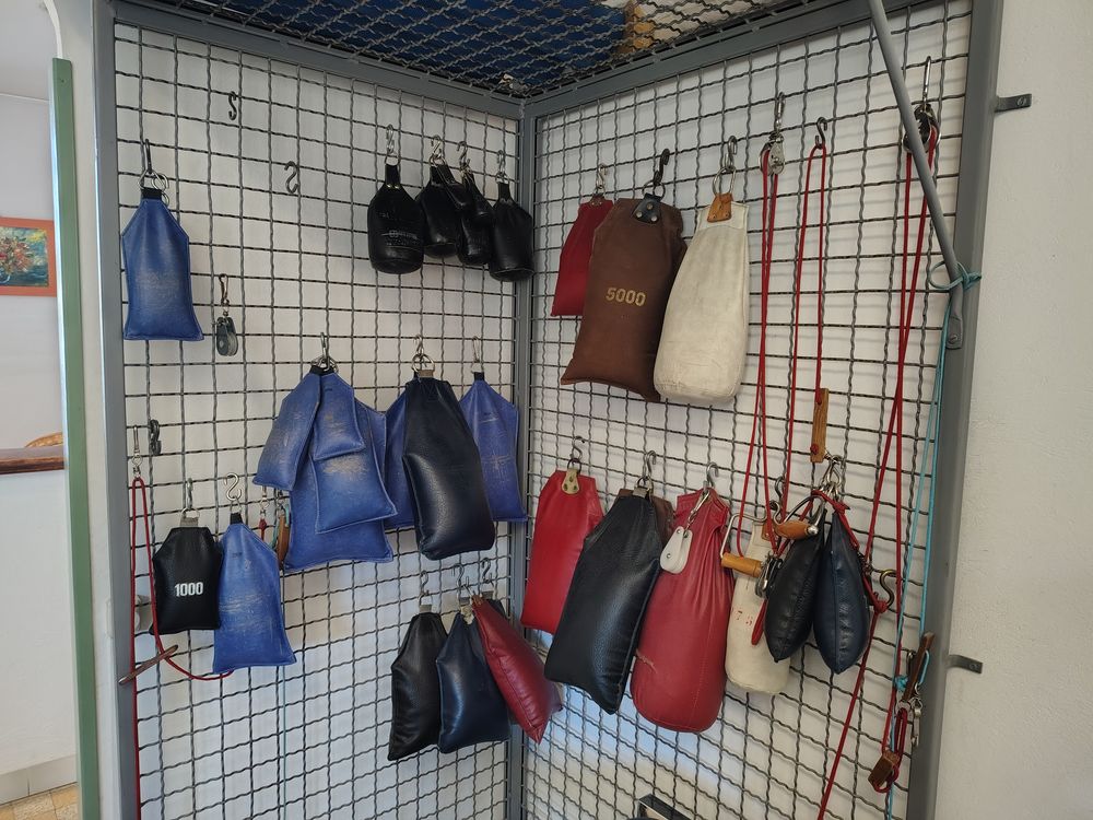 Cage &agrave; poulies + poids + chaise &agrave; quadriceps Meubles