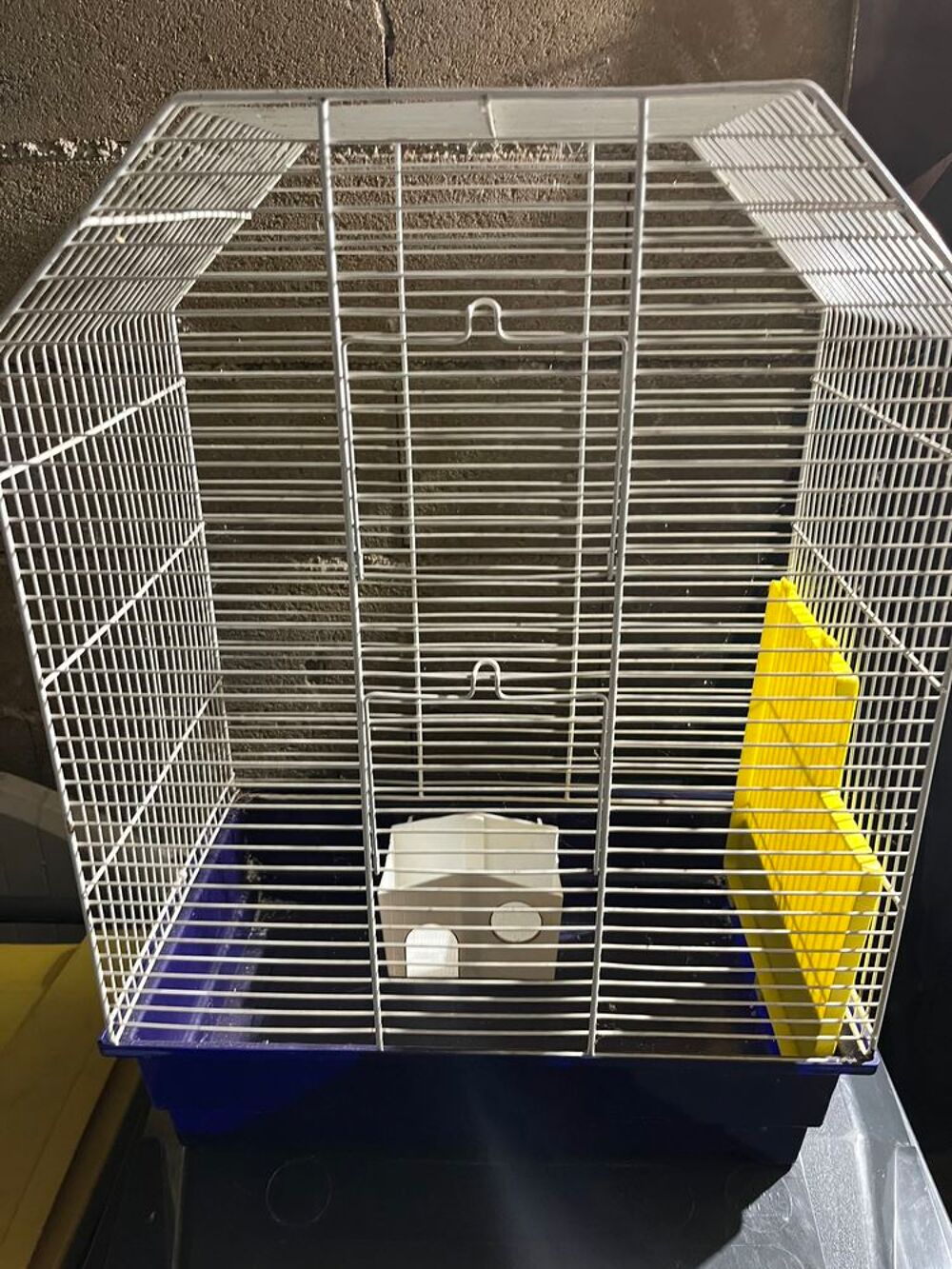Belle cage tr&egrave;s bon &eacute;tat pour soit pour rongeurs ou oiseaux
Décoration