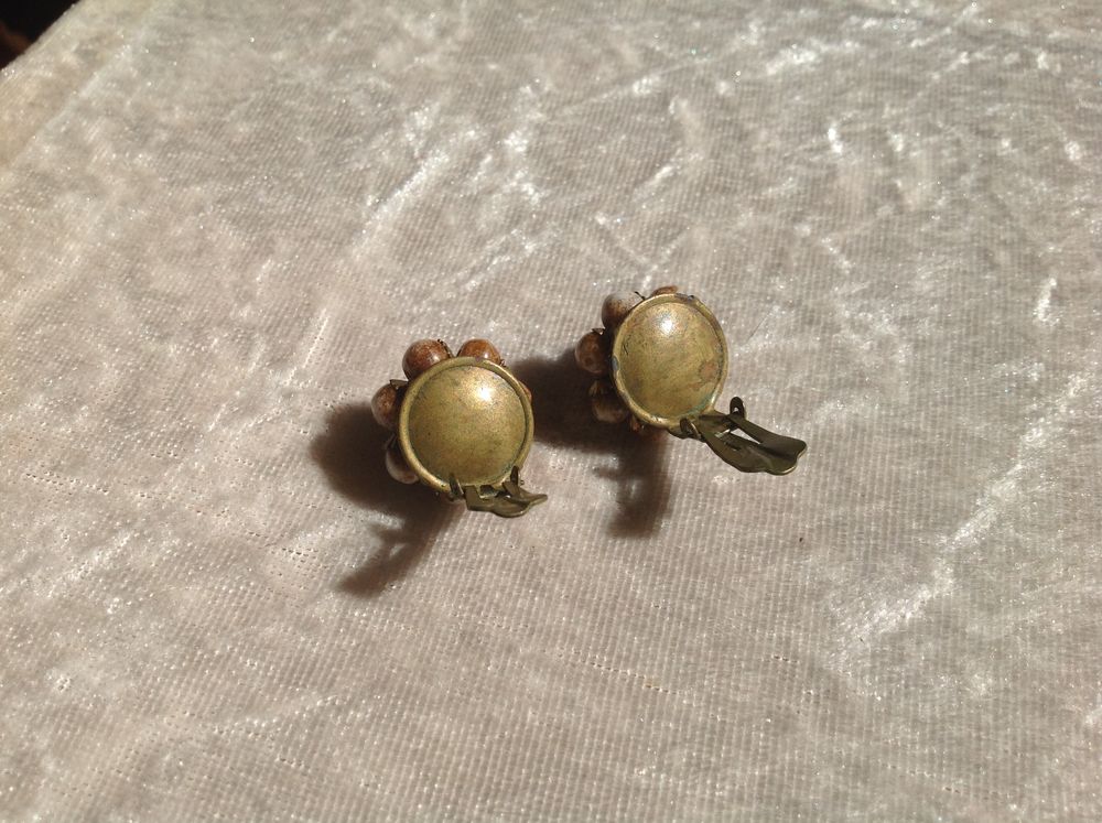 BOUCLES OREILLES FLEUR DE PERLES MARRON Envoi Possible
Bijoux et montres