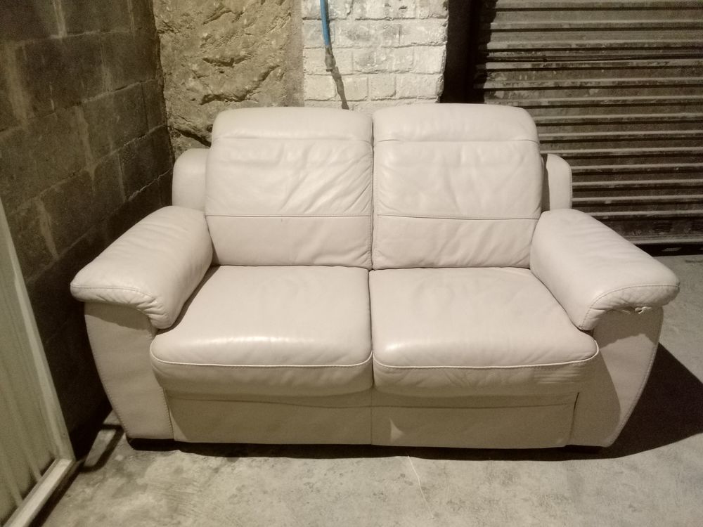 d'un canap&eacute; salon beige en bon &eacute;tat Meubles