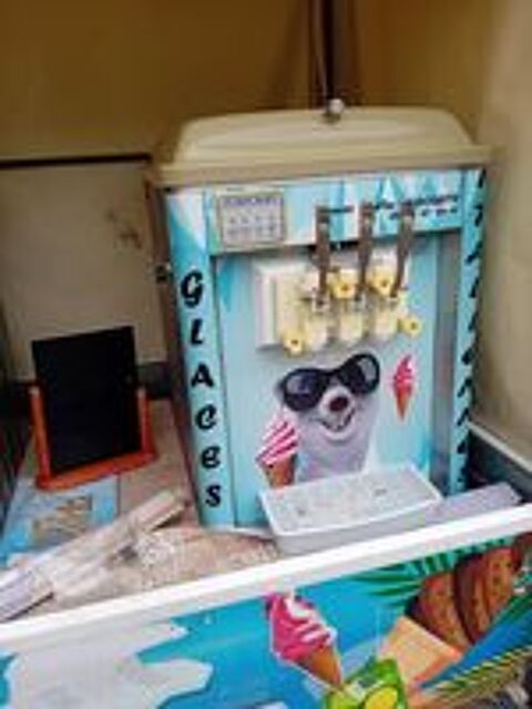   Remorque contant 2 machines a glaces italiennes 
