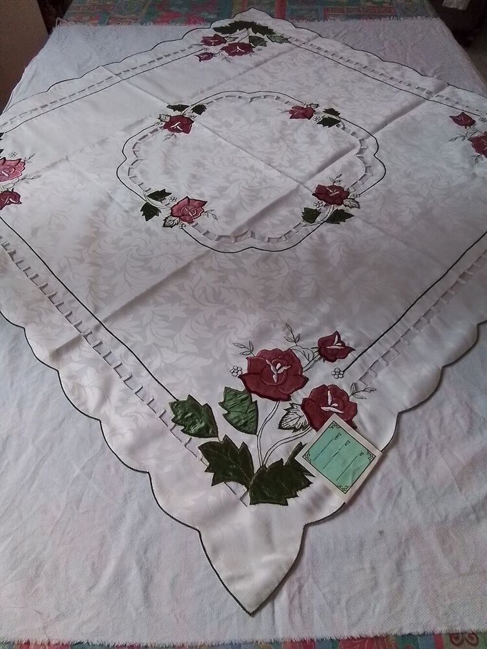 Joli napperon ajour&eacute; &amp; brod&eacute; par des roses Décoration