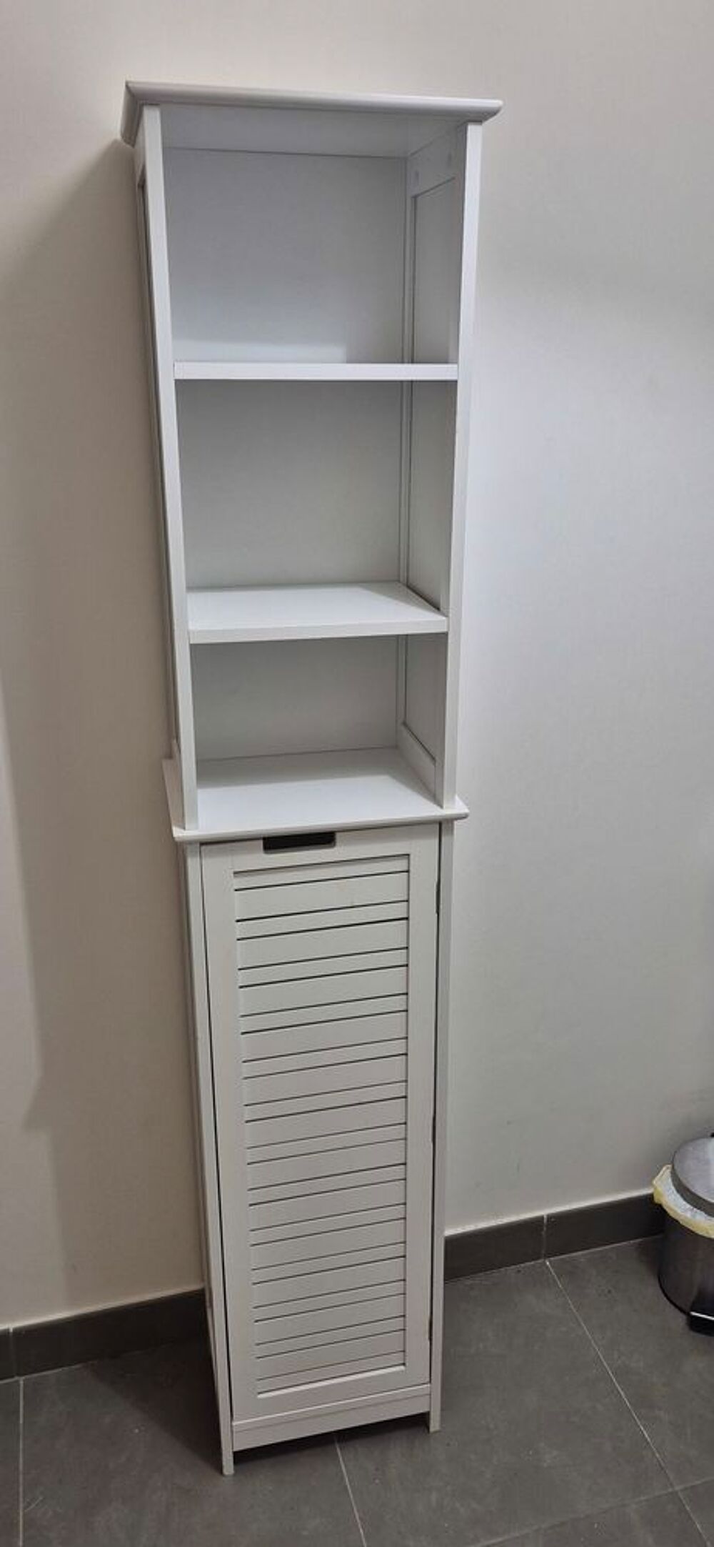 Meuble colonne de salle de bain blanc avec porte persienne Meubles