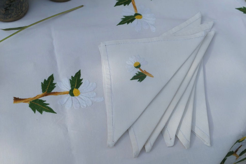 Nappe carr&eacute;e 90 cm toile coton blanc cass&eacute; brod&eacute;e de fleurs, Décoration
