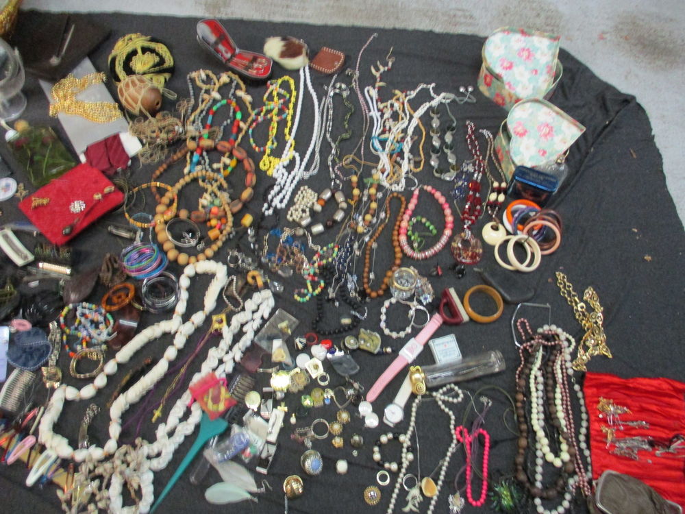 lot de bijoux fantaisie pas d or environ 200 articles Bijoux et montres