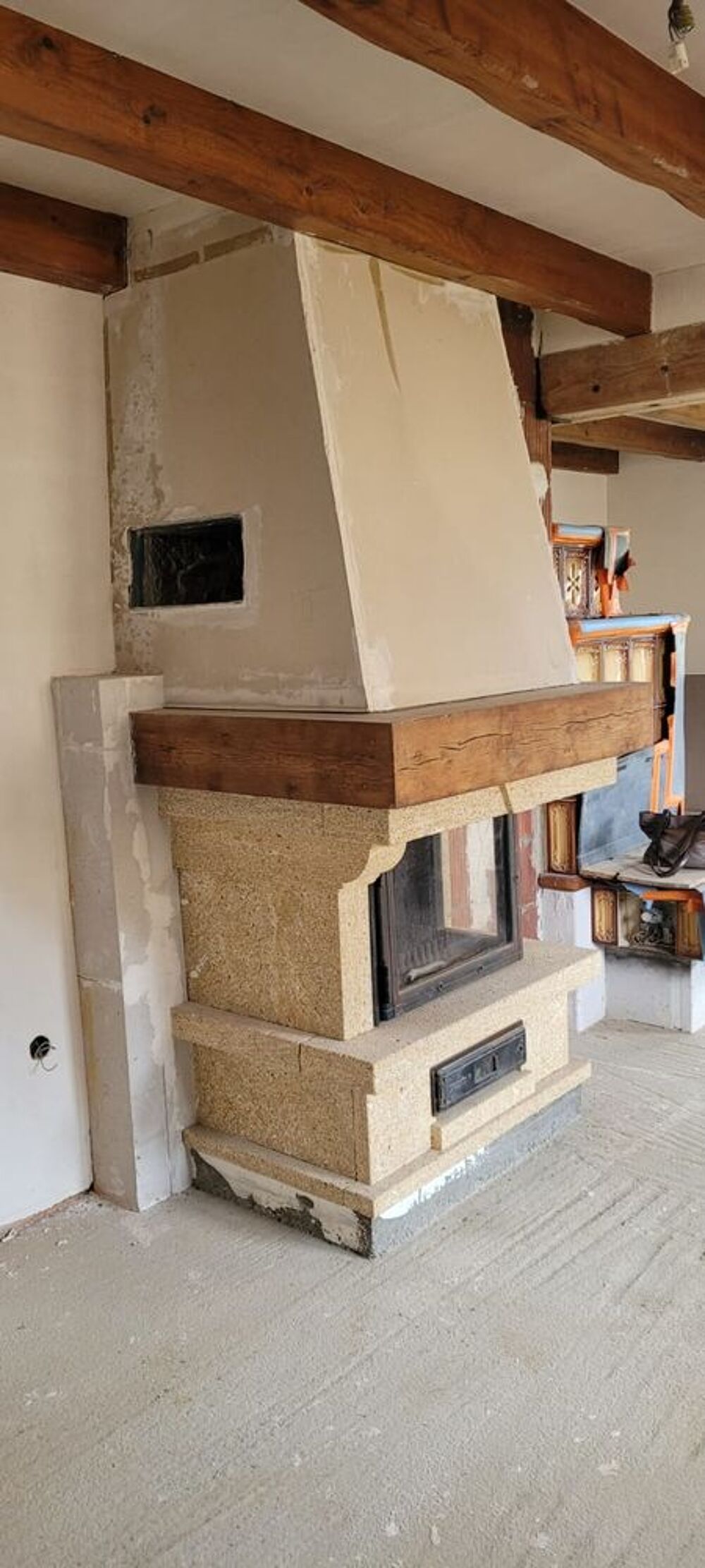 Chemin&eacute;e &agrave; foyer ferm&eacute; Meubles