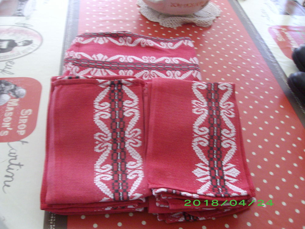 nappe + 12 serviettes rouge et blanc d&eacute;cor basque Décoration