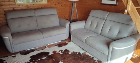 Canap 3 places, canap 2 places, pouf
en micro fibre. 1400 Le Fieu (33)