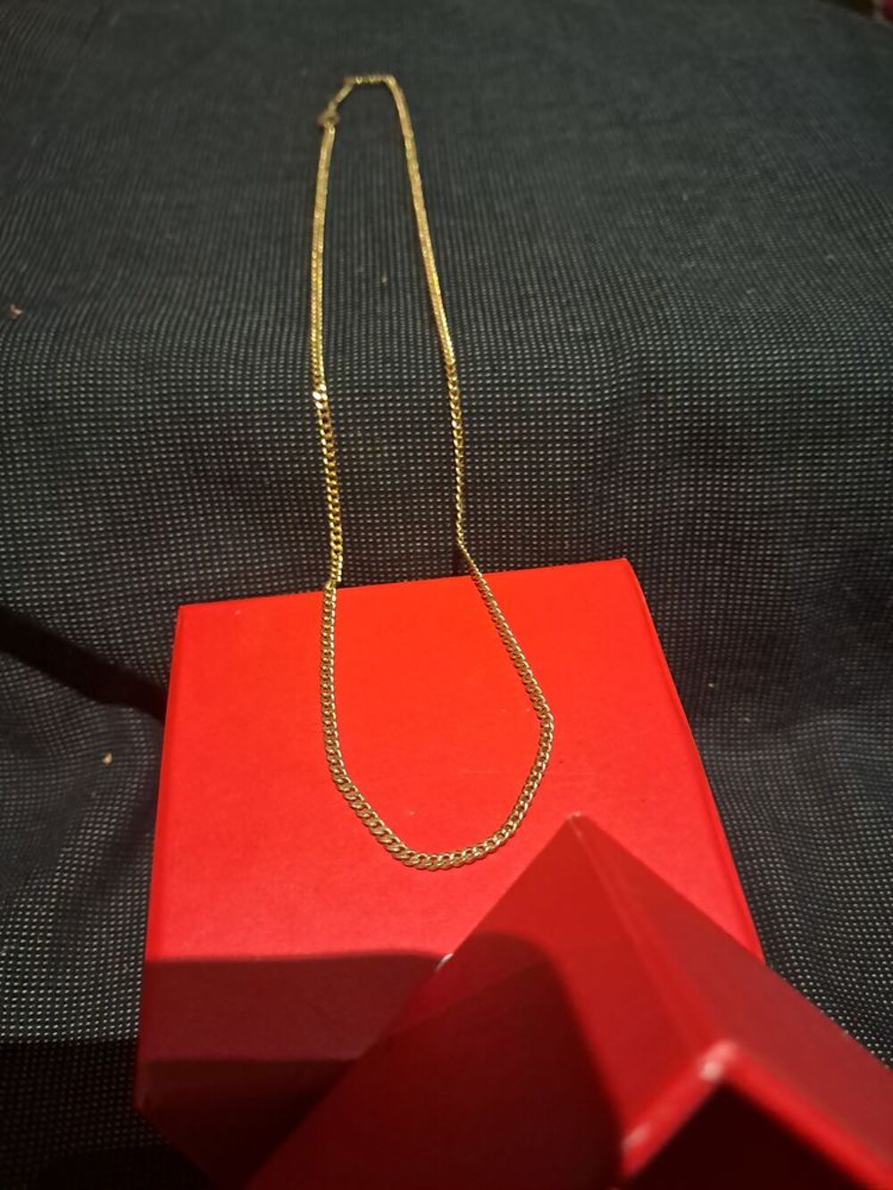 Cha&icirc;ne. Dor&eacute; qui n'est pas en or. Pour femme. Ou homme Bijoux et montres