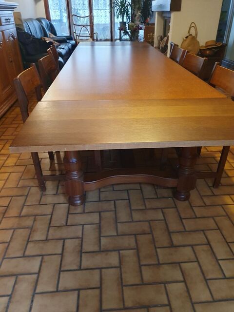 Table en chêne massif marron, très bonne état + 6 chaises  1250 Saint-Vincent-de-Tyrosse (40)
