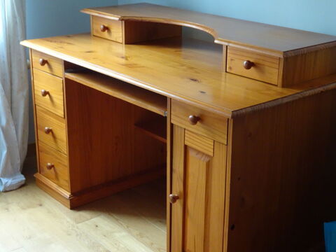 Bureau d'ordinateur en pin massif. 60 Montchanin (71)