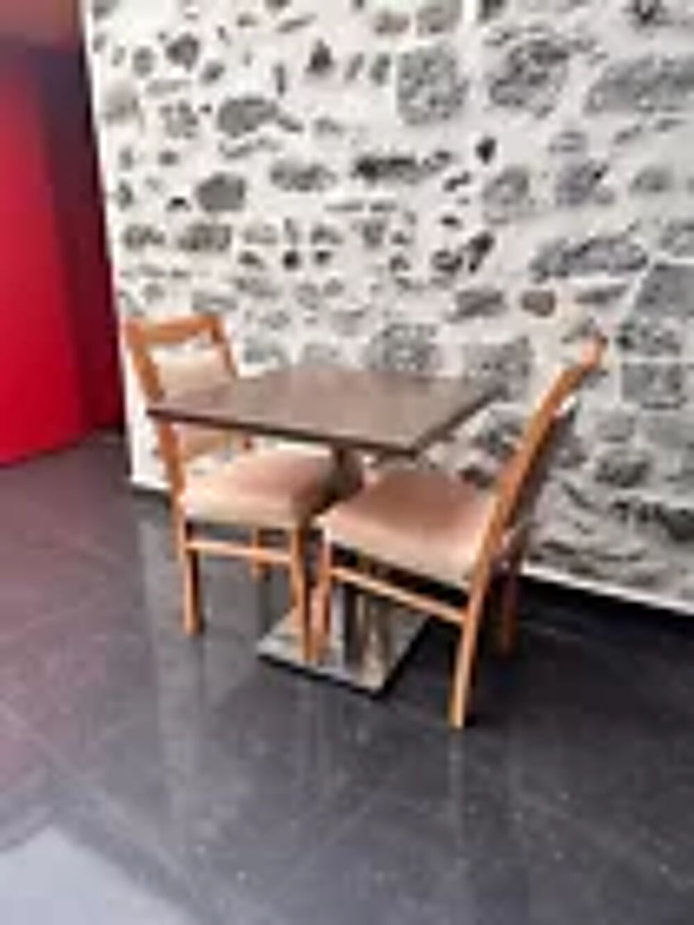 Tables Carr&eacute;es Marron 70x70 et Chaises Cr&egrave;me Meubles