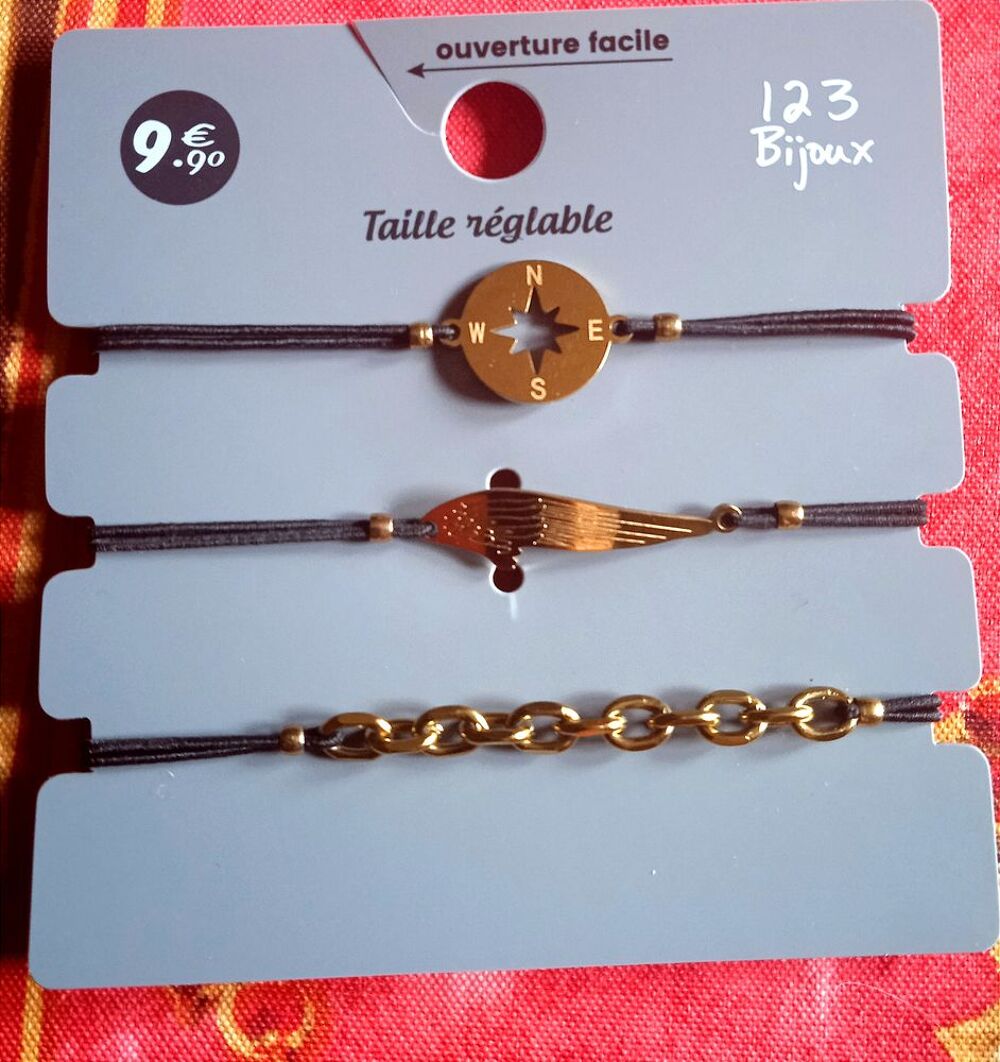 Trois bracelets r&eacute;glables en acier inoxydable Bijoux et montres