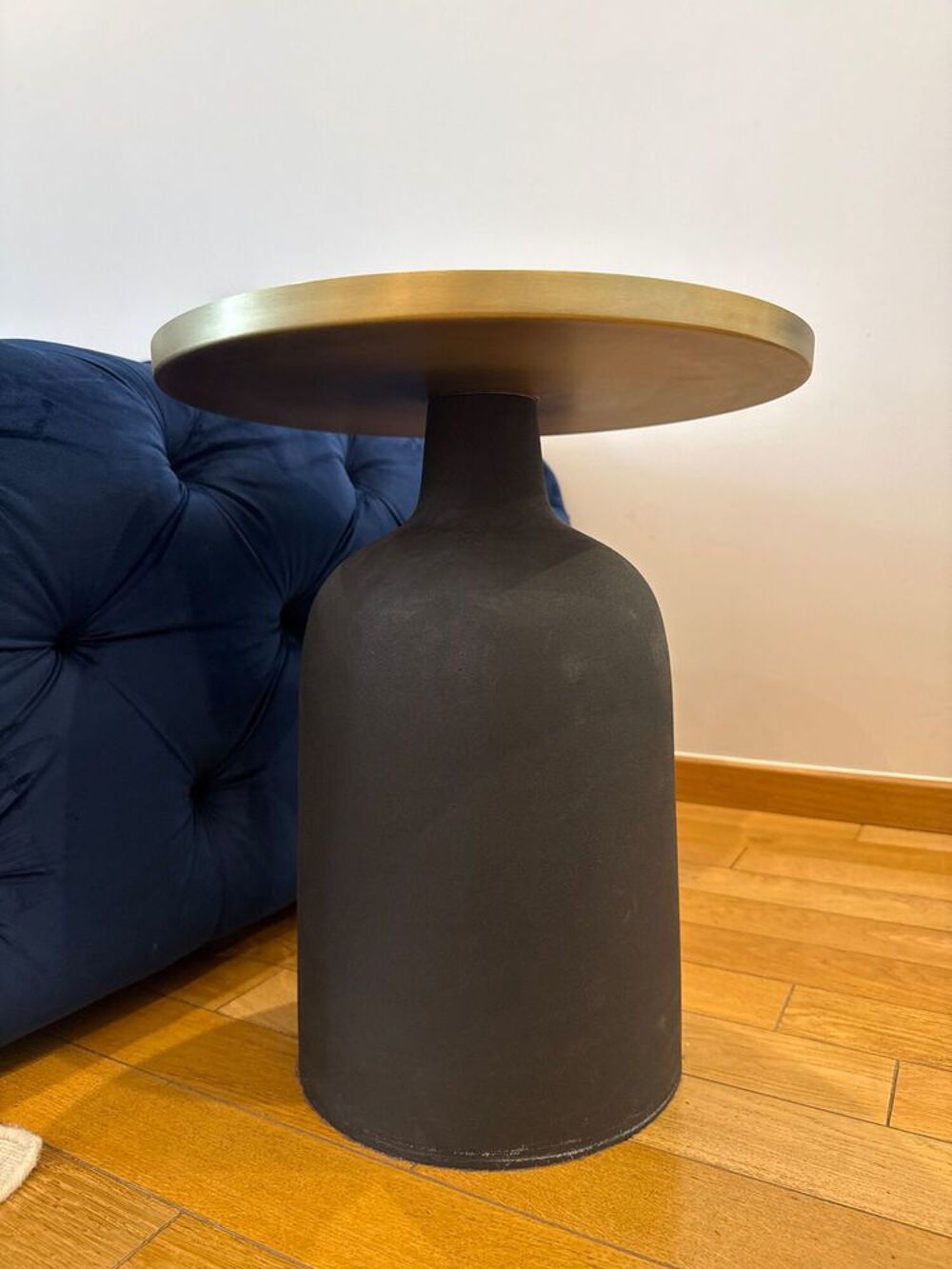 Table d'appoint design noire et dor&eacute;e ? plateau rond Meubles