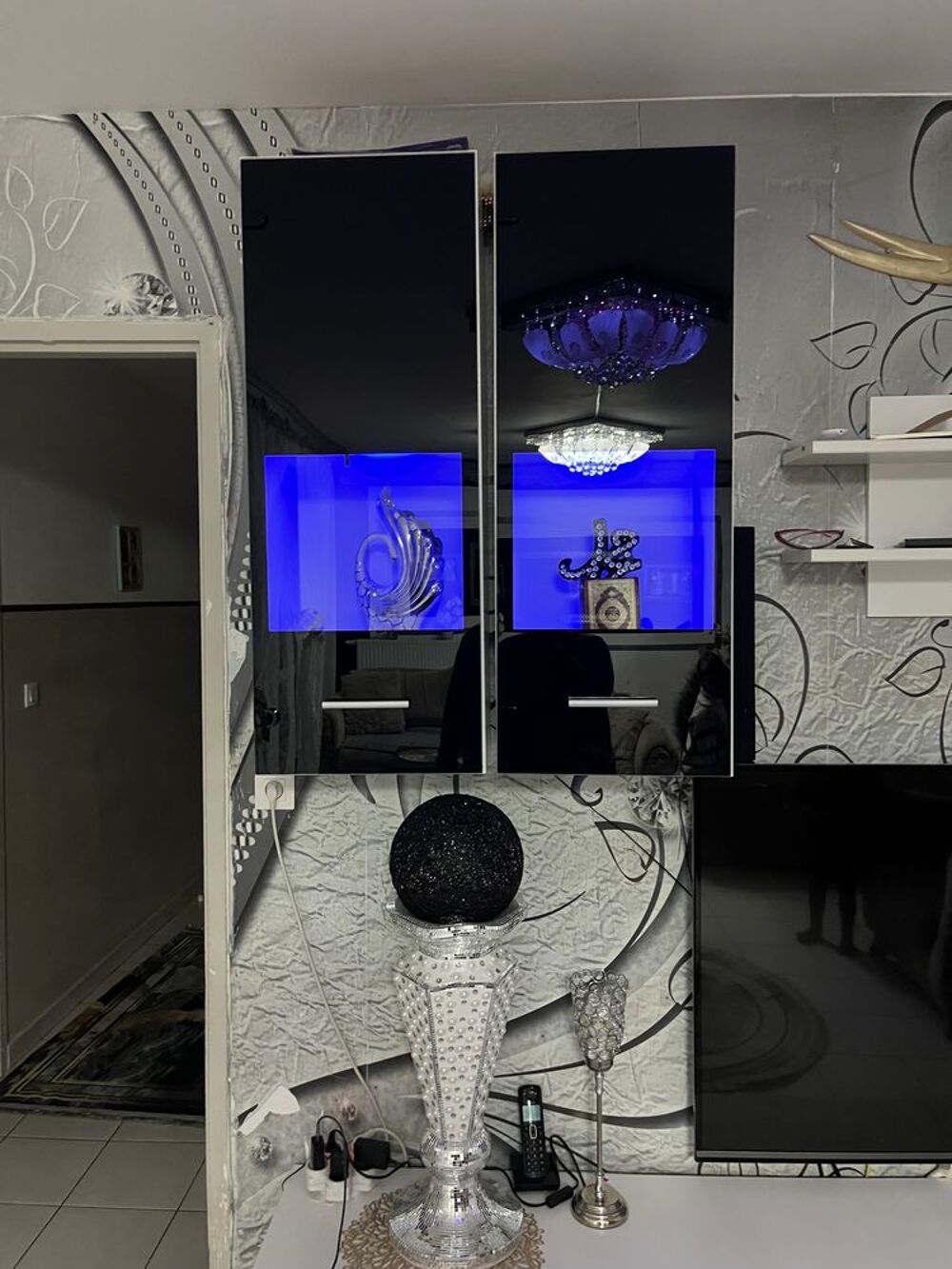 Meuble salon avec &eacute;tag&egrave;re mural en LED NOIR Meubles