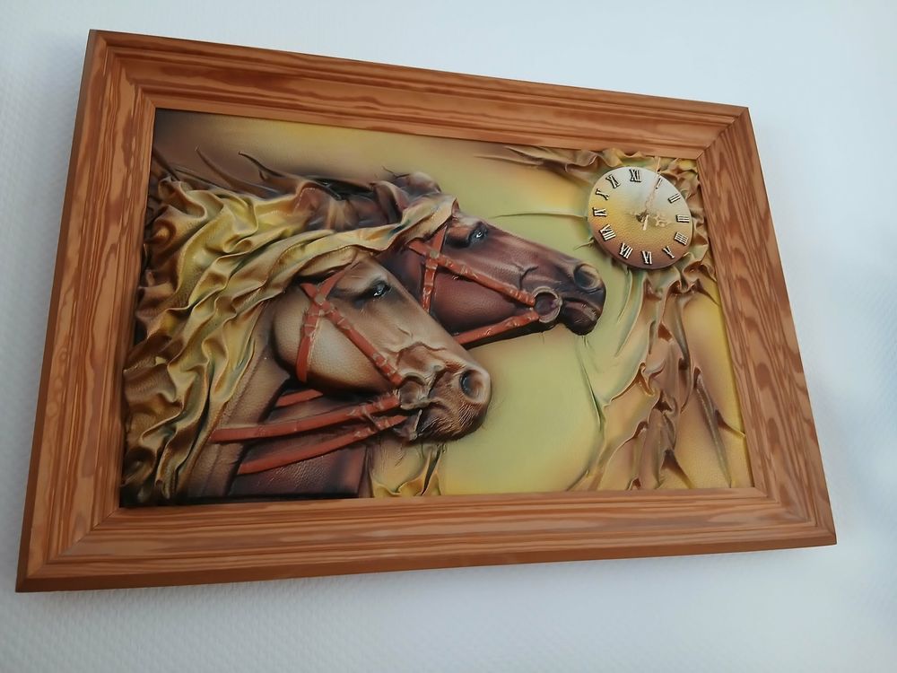  Cadre artisanal t&ecirc;tes chevaux cuir relief, horloge N&deg;1463 Décoration