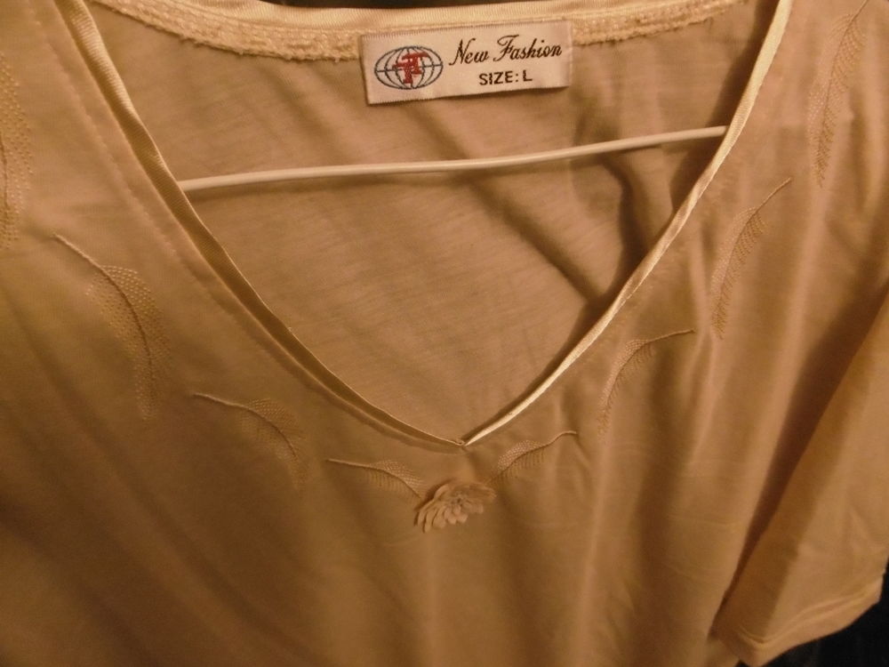 Tea shirt neuf avec col V satin Vêtements