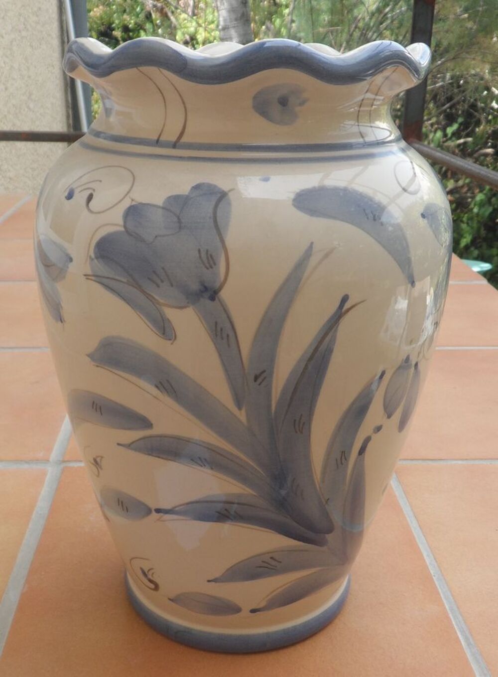 Vase beige d&eacute;cor&eacute; de fleurs bleues neuf AN 70 N&deg;766C Dcoration