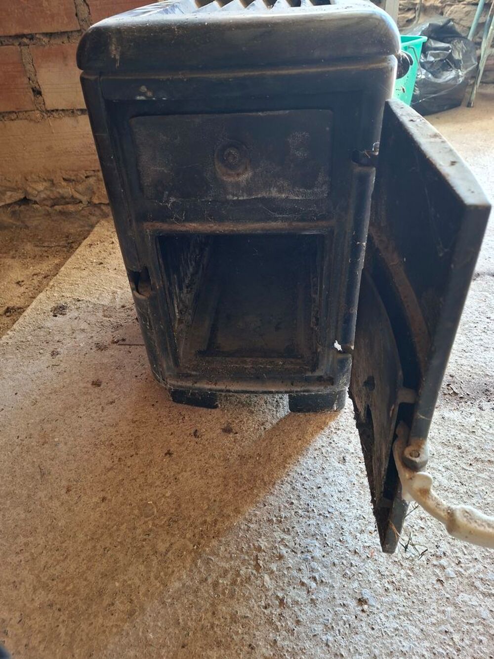 Petit po&ecirc;le &agrave; bois en fonte Meubles