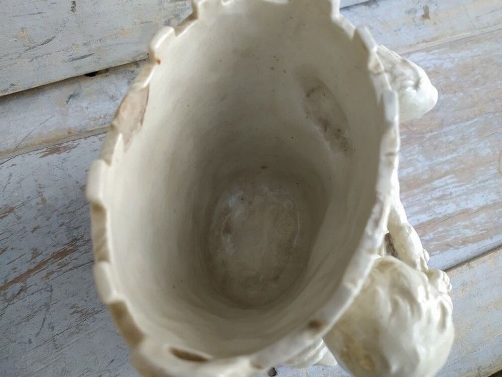 Ancien Vase Fa&iuml;ence Blanche Oie Volant le Gouter d'un Enfant Décoration