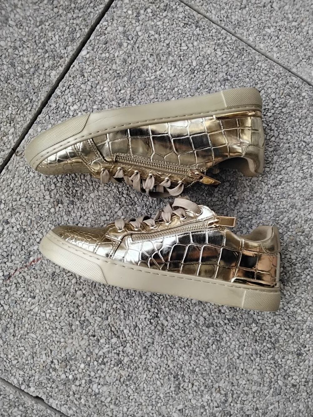 BASKETS Marque ALDO couleur dor&eacute;e Chaussures