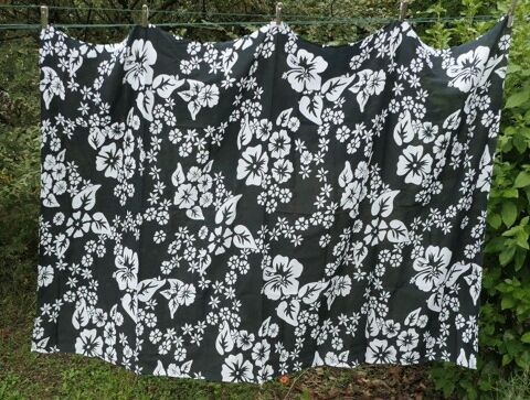 Par�o fleurs tahitiennes blanches sur fond noir, coton fin 12 Saint-Philippe-du-Seignal (33)