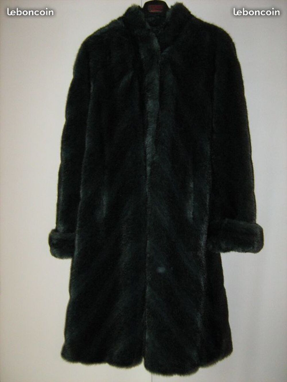 Manteau imitation fourrure. Vêtements