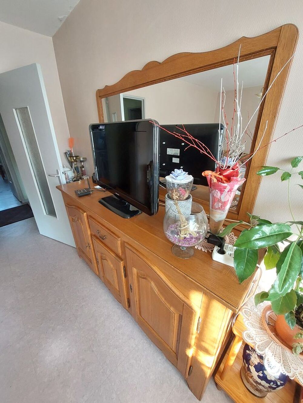 Un demi buffet et 2 sommier Meubles