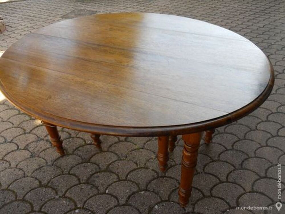 Table ovale en noyer &agrave; 8 pieds et 8 rallonges Meubles