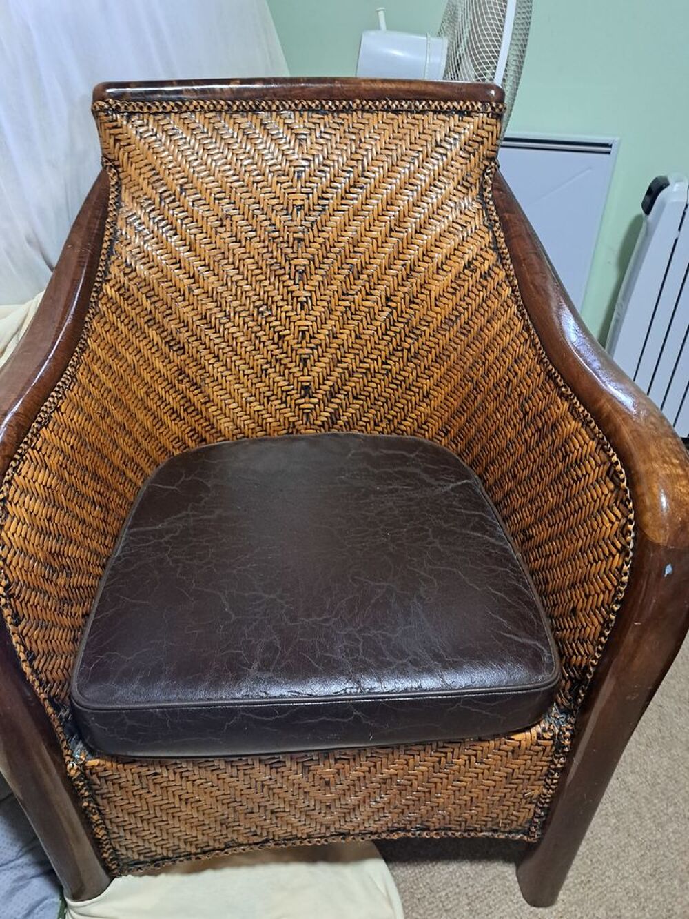 deux fauteuils rotin laqu&eacute; assice cuir veritable Meubles