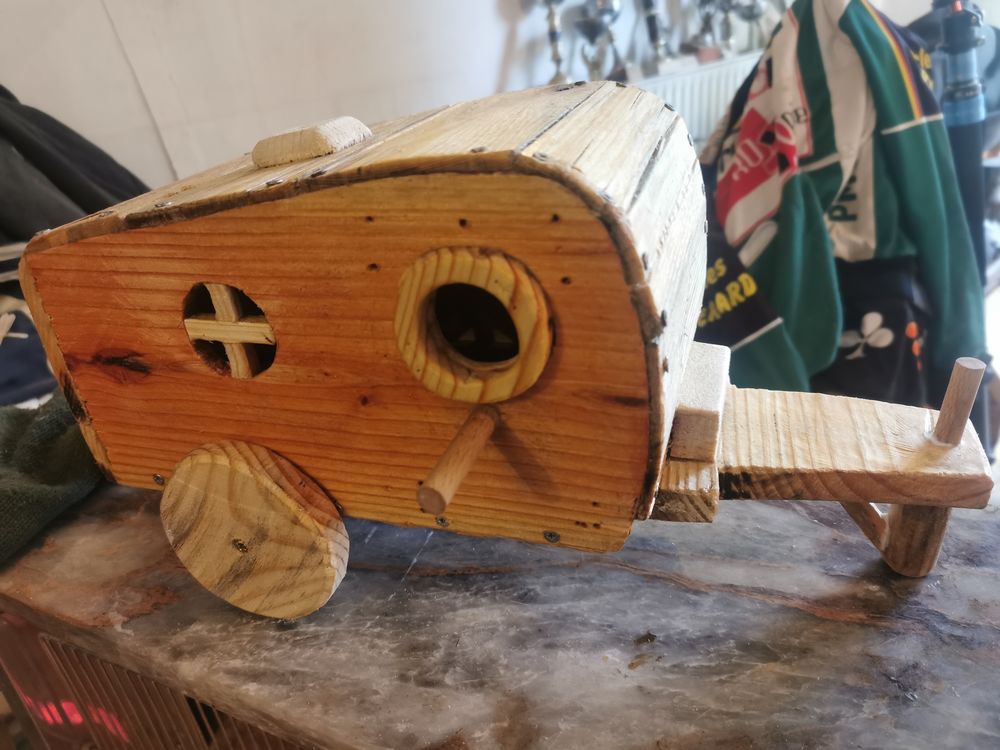   Bjr fabrication nichoirs oiseaux plusieurs modèles différent 