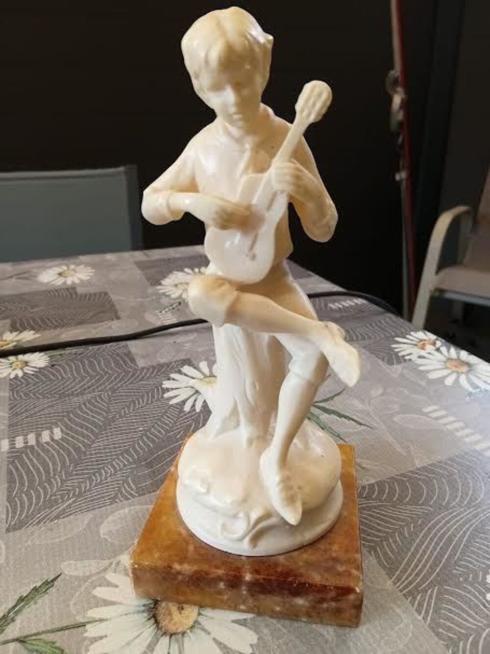 STATUETTE ENFANT JOUANT DE LA GUITARE Décoration