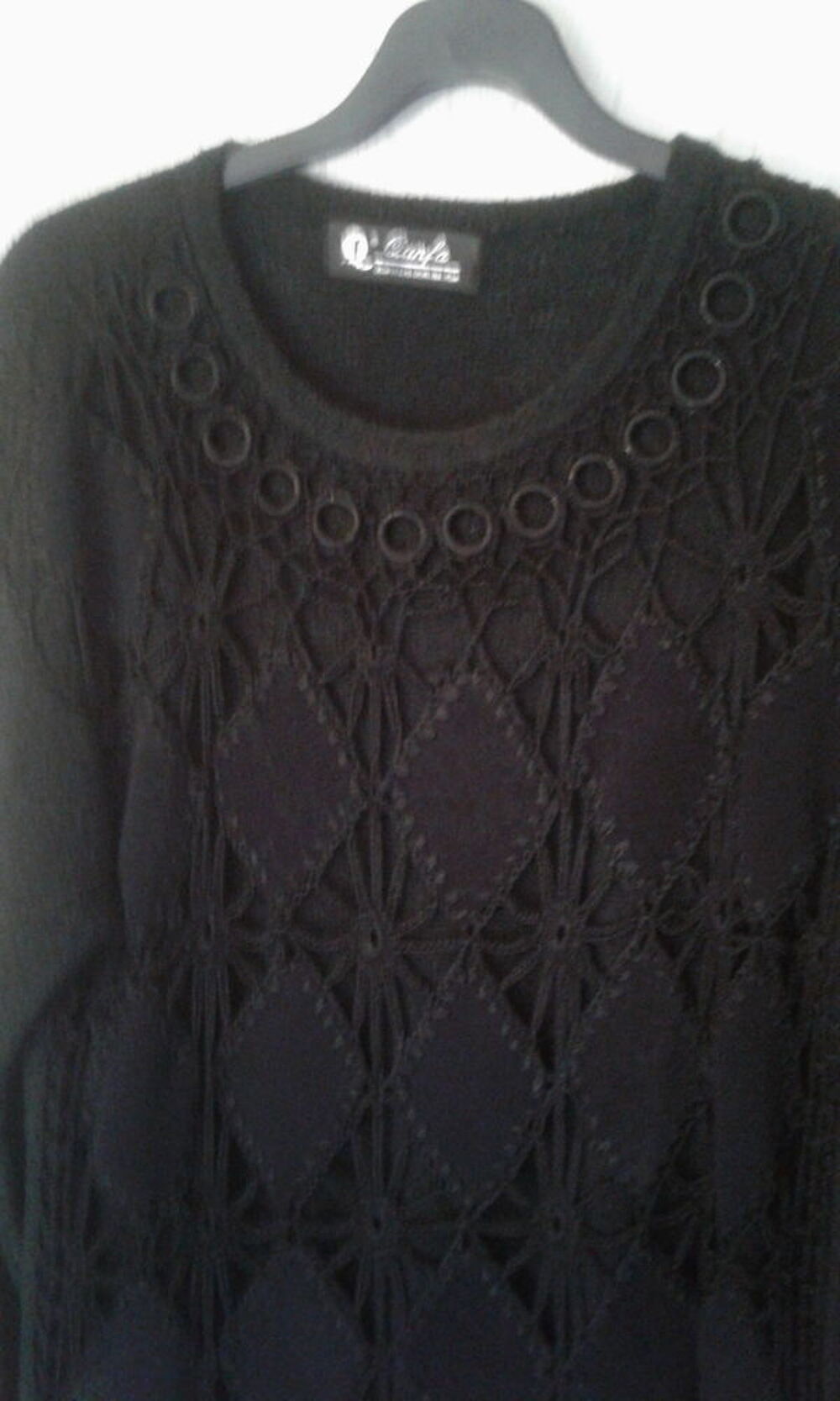 pull noir dessus d&eacute;cor dentelle sur le devant T.44 Vêtements