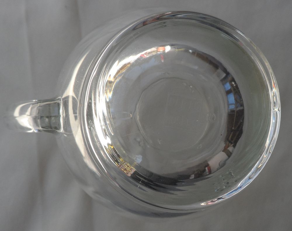 Chope neuve en verre orn&eacute;e d'abeilles des ann&eacute;es 1970 
Cuisine