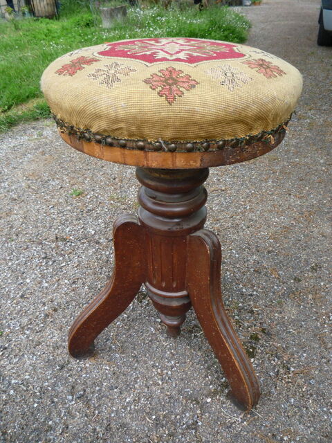 Tabouret de piano / point de croix / tapisserie 45 Castres (81)