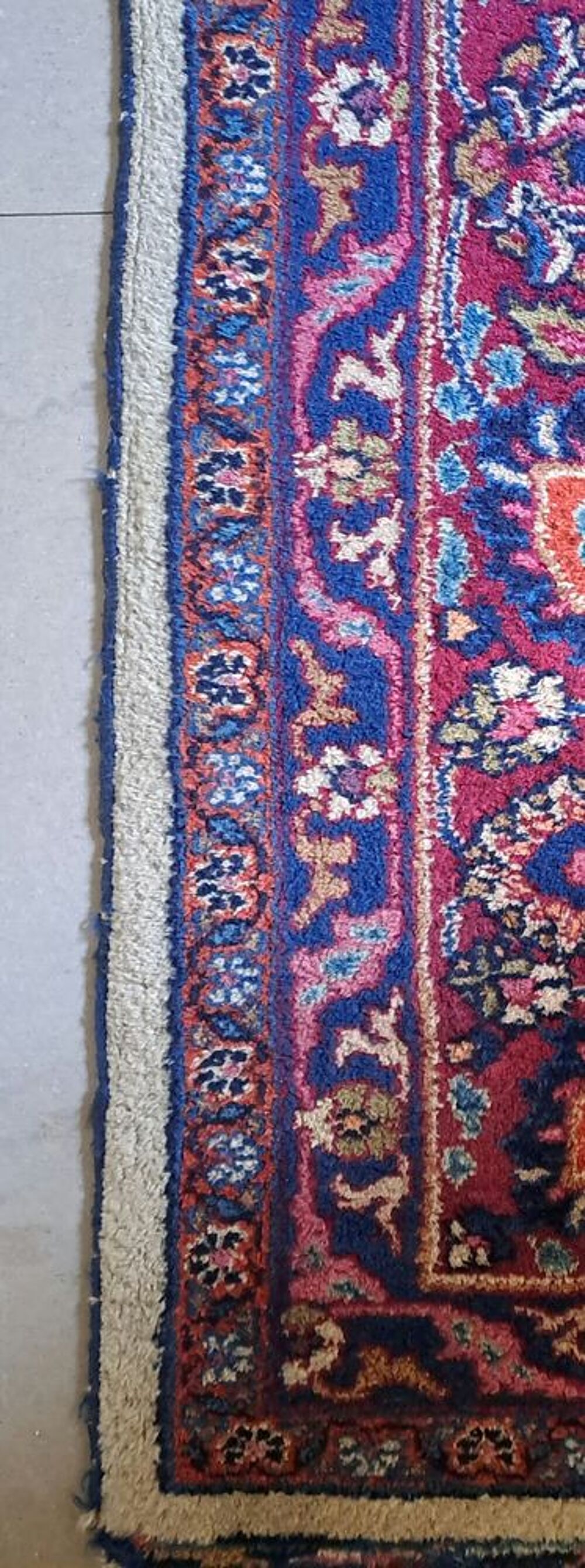 Tapis Persan antique sign&eacute; fait main en laine Décoration