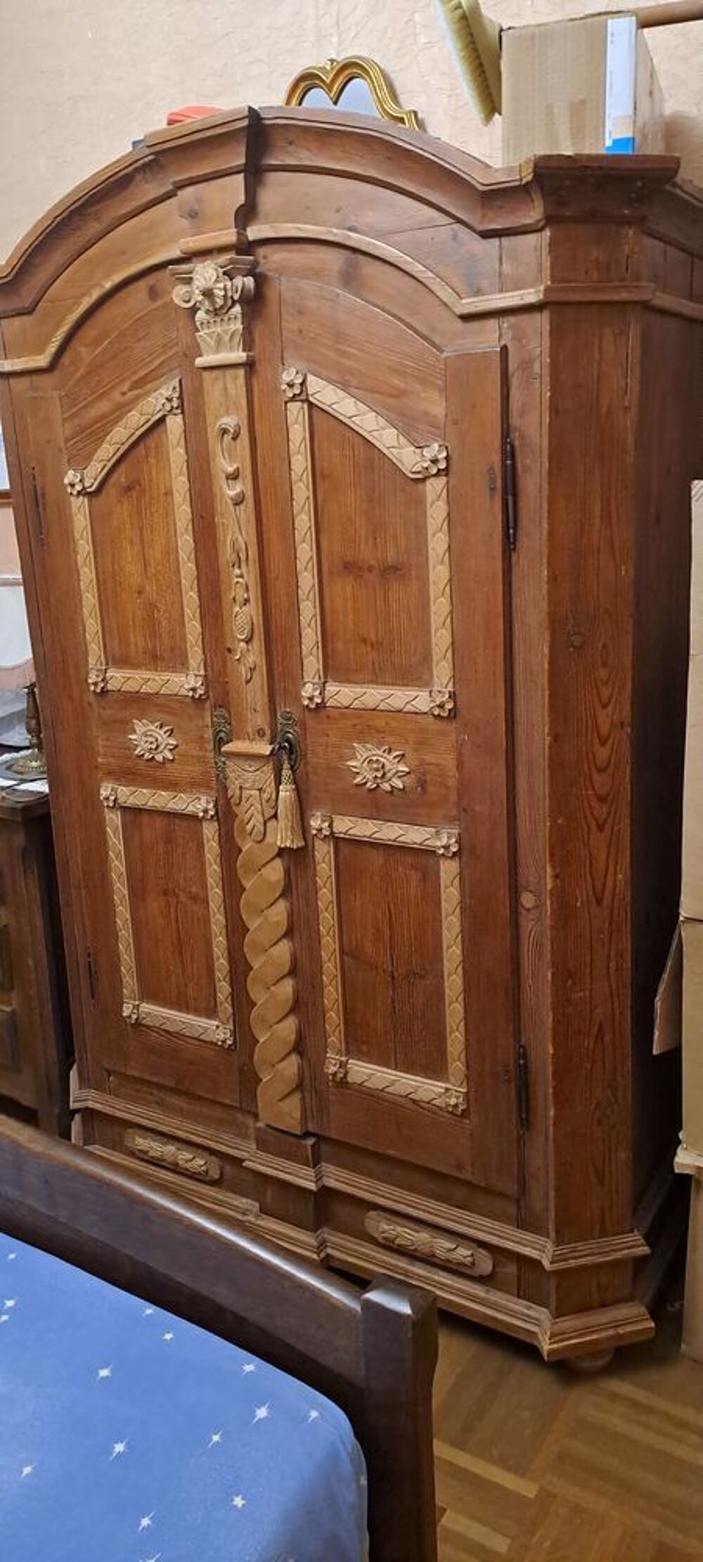 Magnifique Armoire autrichienne ( antiquit&eacute;) en parfait &eacute;tat Décoration