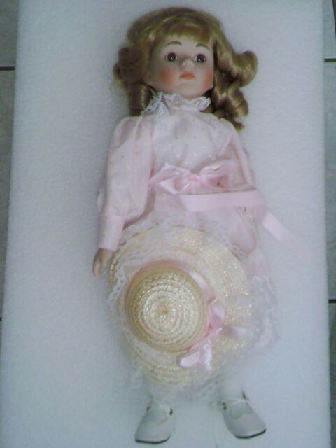 Poupée de porcelaine de collection de 40cm de qualité.
5 Lannion (22)