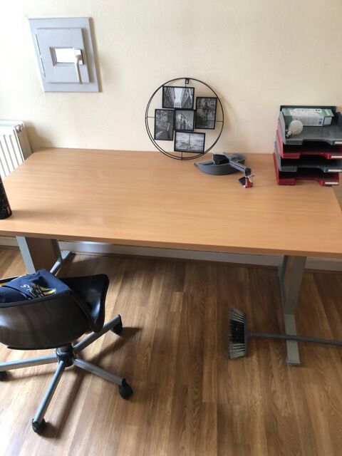 de bureauxn et chaises de bureaux 25 Lyon 1 (69)