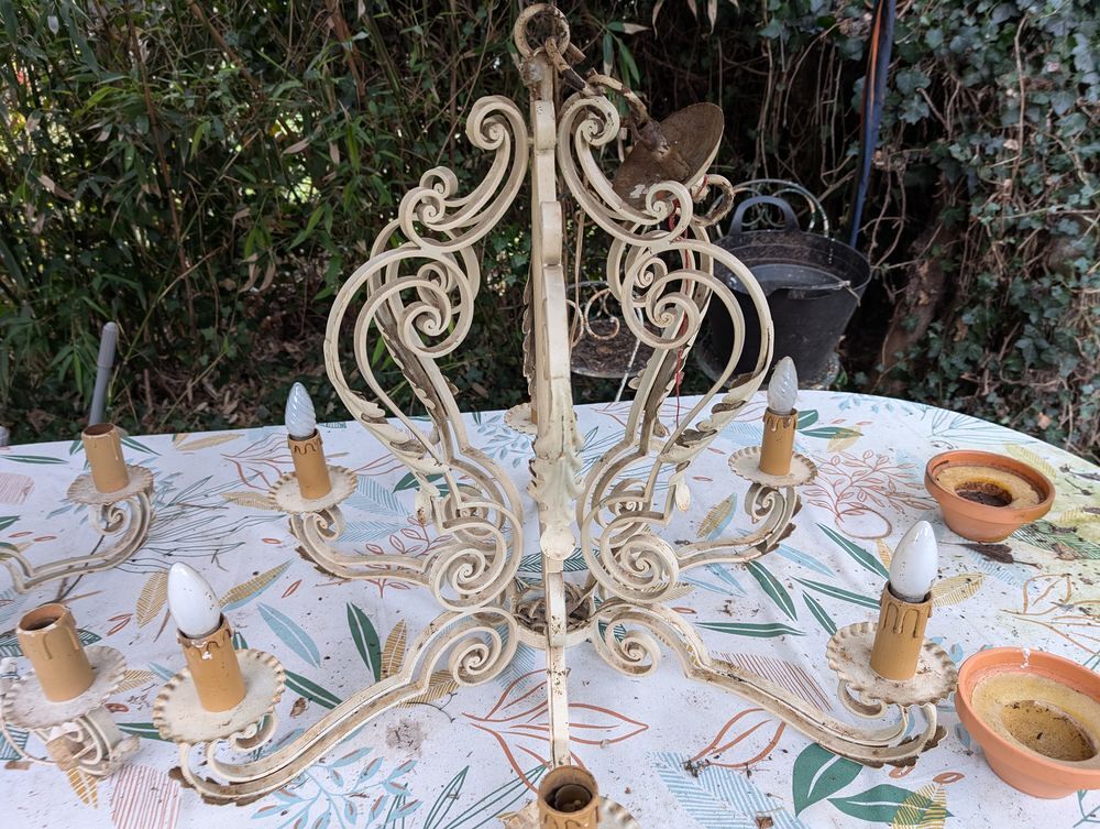 Lustres 4 et 6 branches en fer forg&eacute;es . Décoration