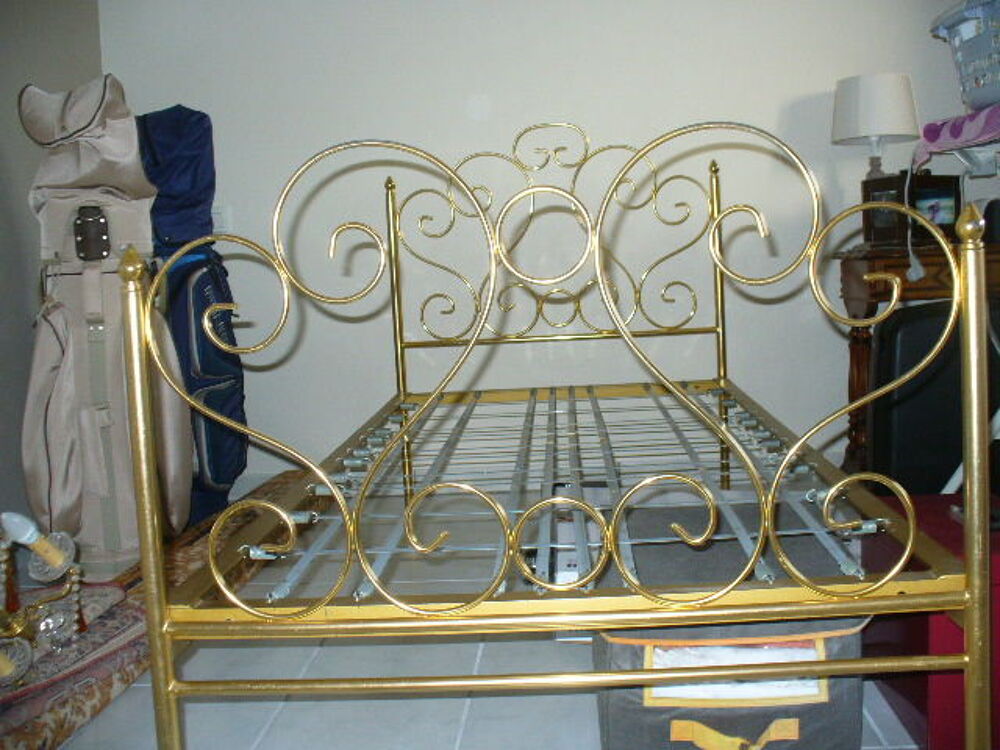 Lit m&eacute;tallique avec parements dor&eacute;s &amp; matelas 90 cm Meubles