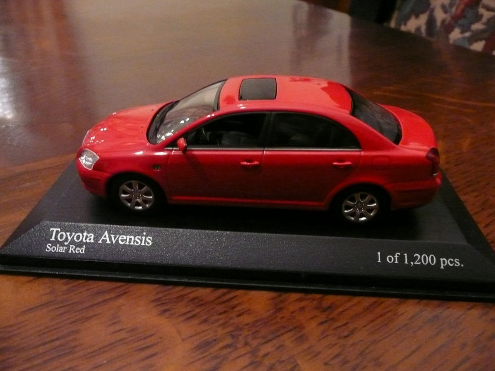 Voiture miniature 1/43 Toyota Aventis 2002 
